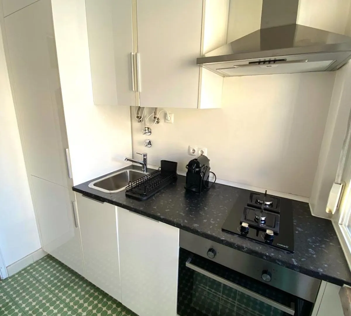 Sunny Apartment With A Balcony Лиссабон